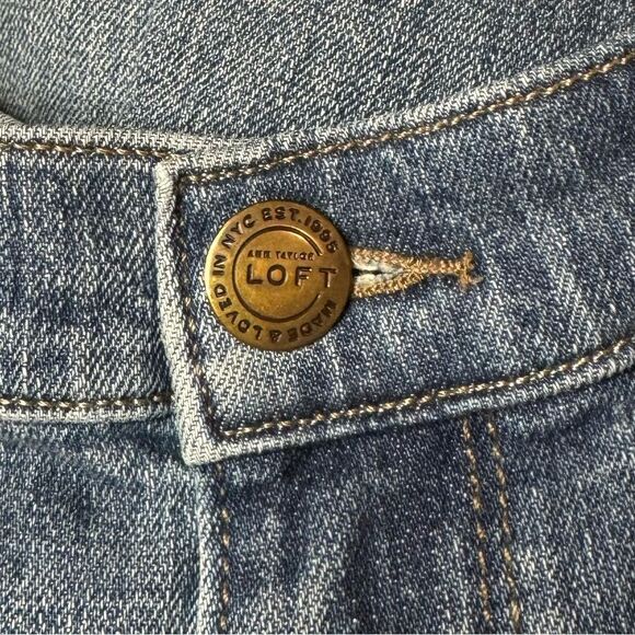 LOFT Light Blue Wash Relaxed Straight Crop Jeans size 2 - Picture 3 of 7